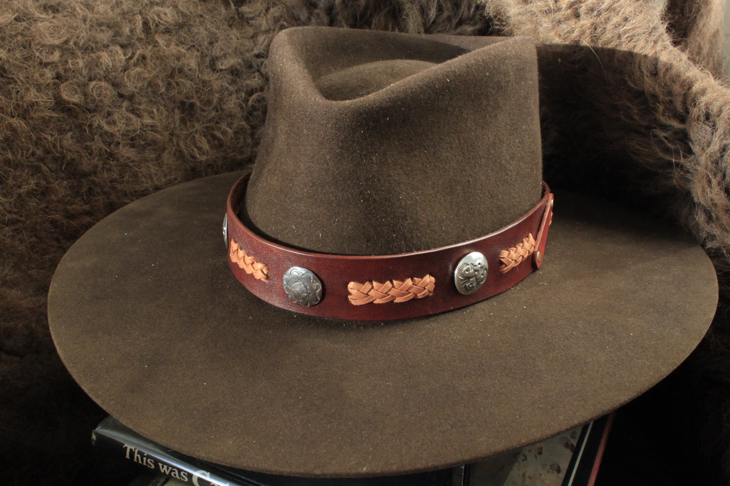 Kayenta - Leather Hat Band with Vintage Native American Buttons